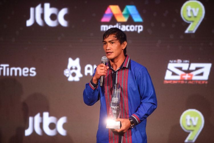 Atlet MMA asal Filipina, Eduard Folayang, meraih penghargaan bergengsi atau terbesar setelah dinobatkan sebagai Pahlawan Seni Bela Diri Tahun Ini atau Martial Arts Hero Of The Year, Kamis (8/11/2018).