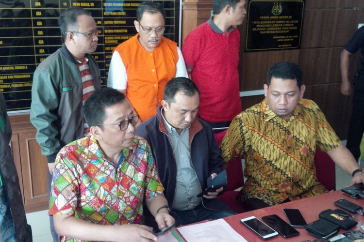 Terpidana Didi Supriyadi (baju oranye) saat diamankan di Kejaksaan Negeri (Kejari) Surakarta, Solo, Jawa Tengah, Jumat (9/11/2018).