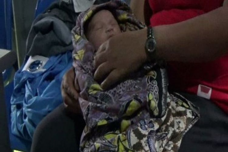 Seorang bayi cantik yang lahir di tenda pengungsian diiberi nama “Gempita Tendanatali Poli”