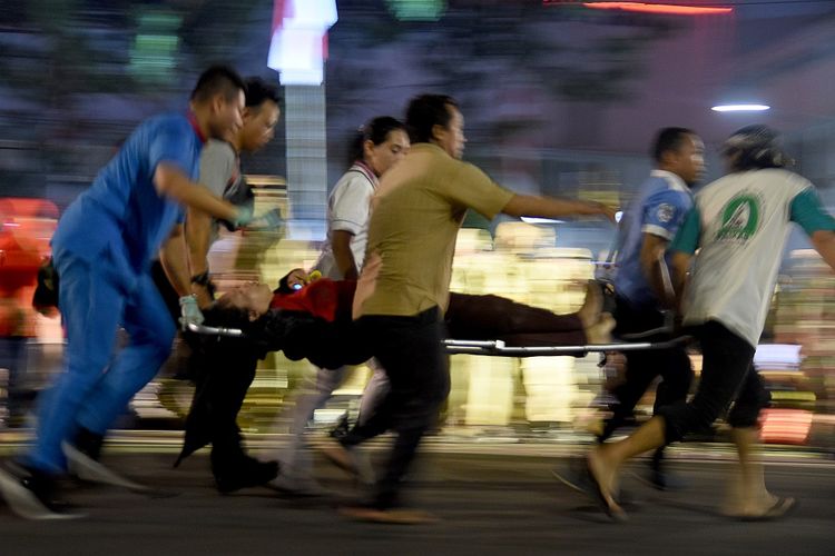 Sejumlah warga mengevakuasi korban yang terjatuh dari viaduk ketika menonton drama kolosal Surabaya Membara di Jalan Pahlawan Surabaya, Jawa Timur, Jumat (9/11/2018). Menurut Kasatreskrim Polrestabes Surabaya sebanyak 10 korban luka-luka dan tiga meninggal dunia usai tertabrak kereta api yang melintas di viaduk.ANTARA FOTO/M Risyal Hidayat/pd.