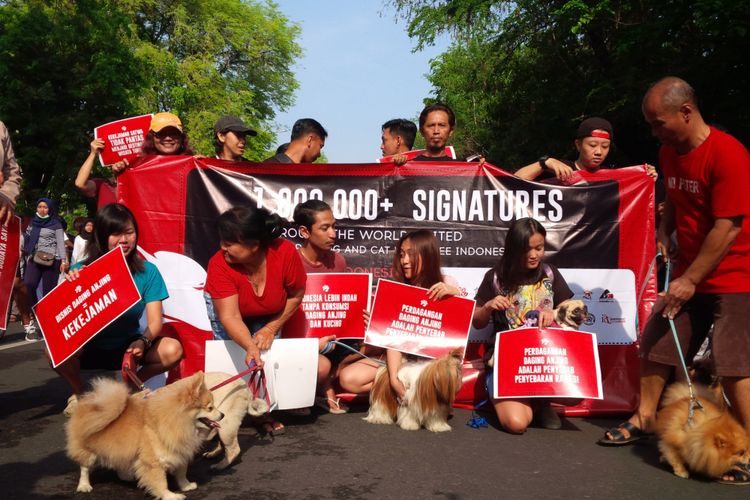 Koalisi Dog Meet Free Indonesia melakukan longmarch mendesak pemerintah merealisasikan larangan perdagangan daging anjing dan kucing di Solo, Jawa Tengah, Minggu (11/11/2018).