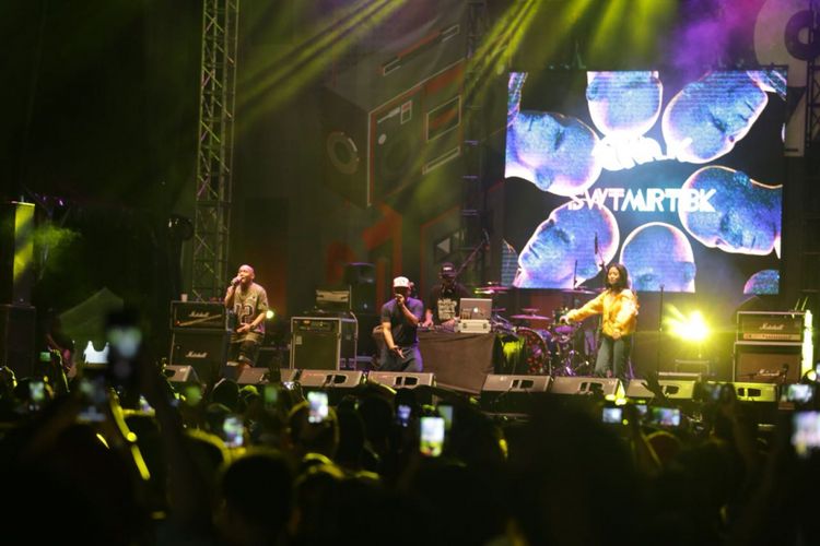 Sweet Martabak dan Iwa K tampil di The 90s Festival, yang digelar di Gambir Expo, Kemayoran, Jakarta Pusat, Sabtu (10/11/2018).