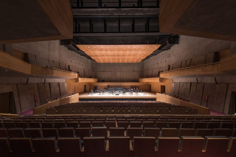 Pada bagian tengah bangunan, terdapat sebuah ruang aula konser dengan 966 kursi penonton. 