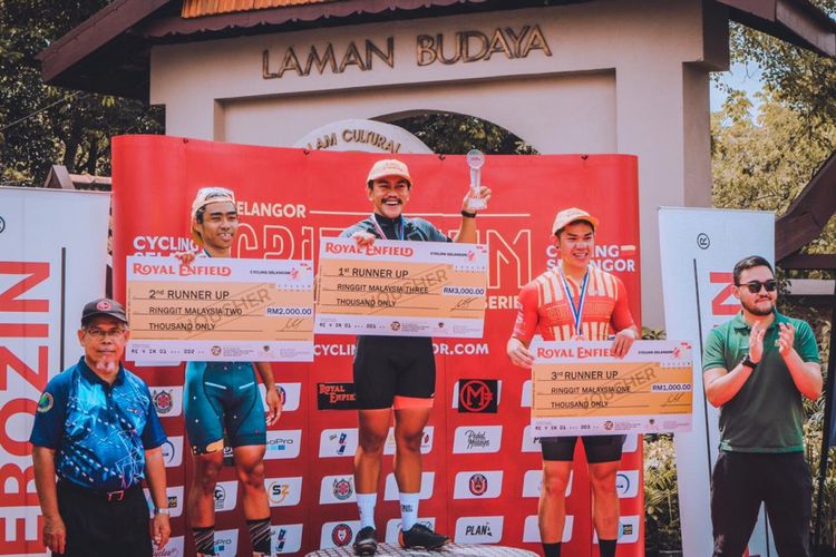 (Dari kiri ke kanan) Syafiq Rahmat, Arga Budirahman, dan Daniel Wong di podium Selangor Criterium Series 2018.