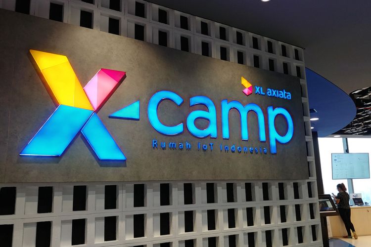 Logo laboratorium IoT X-Camp di kantor pusat XL Axiata di Jakarta, Selasa (13/11/2018).