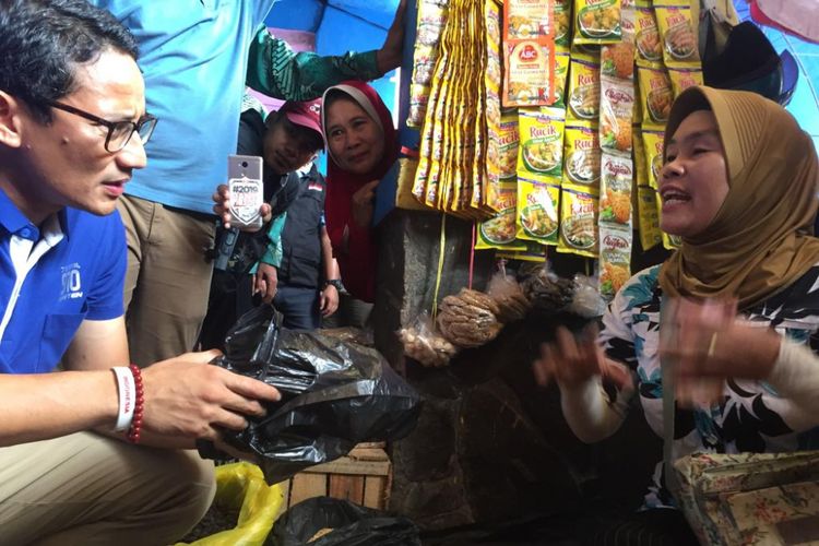 Calon Wakil Presiden nomor urut 2 Sandiaga Uno ketika berbincang dengan salah satu pedangan di pasar 16 Ilir Palembang, Sumatera Selatan, Rabu (13/11/2018).