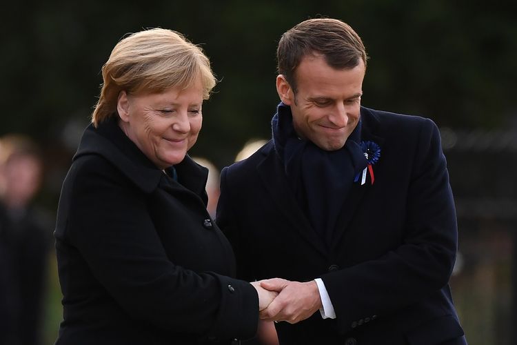 Kanselir Jerman Angela Merkel (kiri) dan Presiden Perancis Emmanuel Macron saat menghadiri peringatan 100 tahun berakhirnya Perang Dunia I di Rethondes, Perancis (10/11/2018).