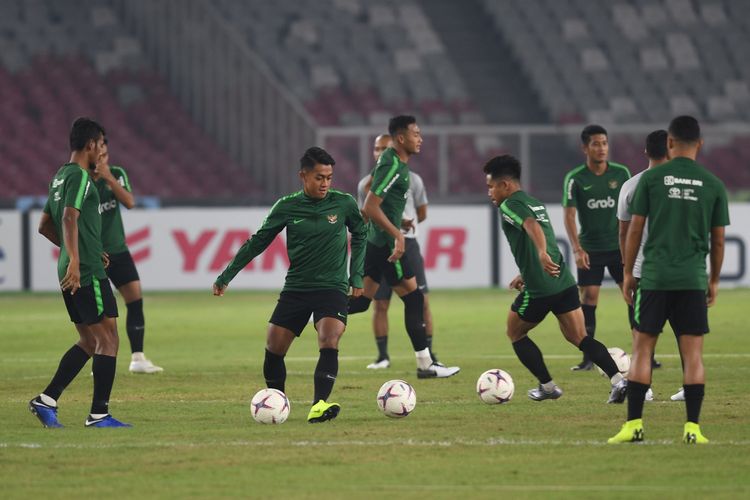 Sejumlah pesepak bola Indonesia berlatih menjelang laga lanjutan Piala AFF 2018 melawan Timor Leste, di Stadion Utama Gelora Bung Karno, Jakarta, Senin (12/11/2018).  