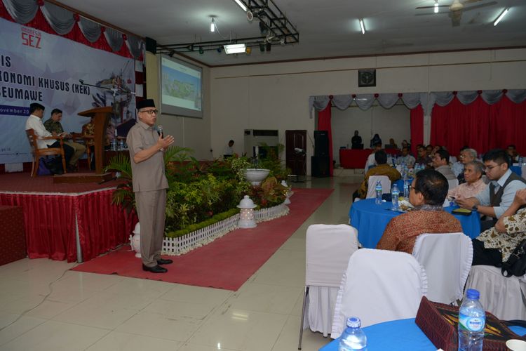 Pelaksana tugas Gubernur Aceh Nova Iriansyah saat membuka Bisnis Forum Kawasan Ekonom Khusus (KEK) Arun Lhokseumawe di Aula Hotel Lido Graha, Lhokseumawe, Rabu (14/11/2018).