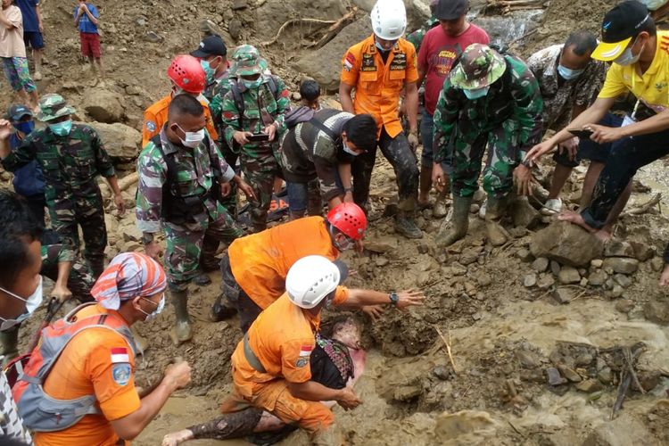 Tim SAR Gabungan kembali berhasil menemukan korban keempat dari Bencana Tanah Longsor yang terjadi di Dusun Dua, Desa Sukamaju Mohili, Kecamatan Gomo, Kabupaten Nias Selatan, Sumatera Utara, pada pukul 16.40 WIB, dikedalaman 2 meter dan berjarak 2 km dari lokasi kejadian, Rabu (14/11/2018).