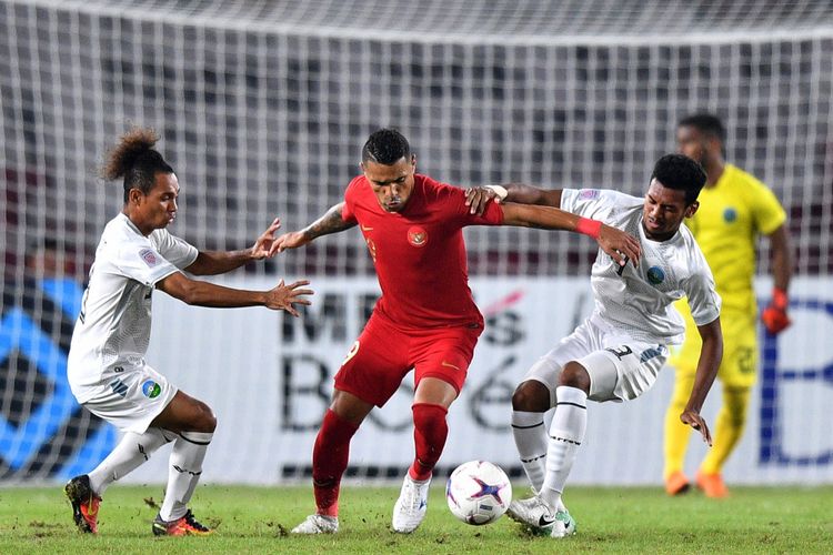 Pemain timnas Indonesia Alberto Goncalves (tengah) menggiring bola dibayangi dua pemain timnas Timor Leste Feliciano Pinheiro Goncalves (kiri) dan Gumario Augusto Fernandes dalam penyisihan grup B Piala AFF 2018 di Stadion Utama Gelora Bung Karno, Jakarta, Selasa (13/11/2018).  
