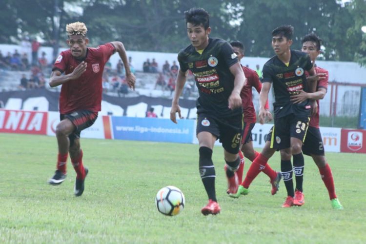 Pemain Semen Padang Leo Guntara membawa bola saat melawan Mojokerto Putra,  Rabu (14/11/2018) di Mojokerto