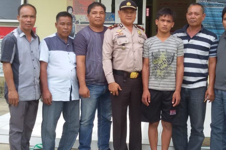 FR (16) pelaku perampokan serta pembunuhan terhadap Sofyan (45) sopir taksi online ketika menyerahkan diri di Polsek Karang Dapo, Kabupaten Musirawas Utara (Muratara) Sumatera Selatan, Kamis (15/11/2018).
