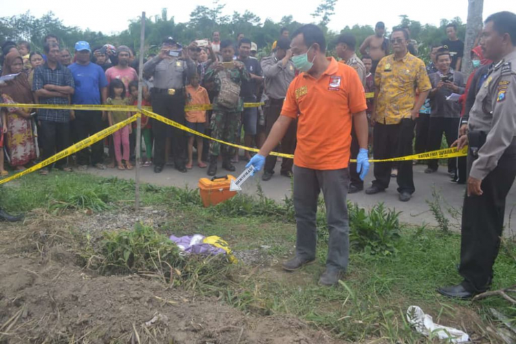 Petugas memeriksa lokasi penemuan mayat bayi di Krenceng, Kepung, Kabupaten Kediri, Jawa Timur, Kamis (15/11/2018).