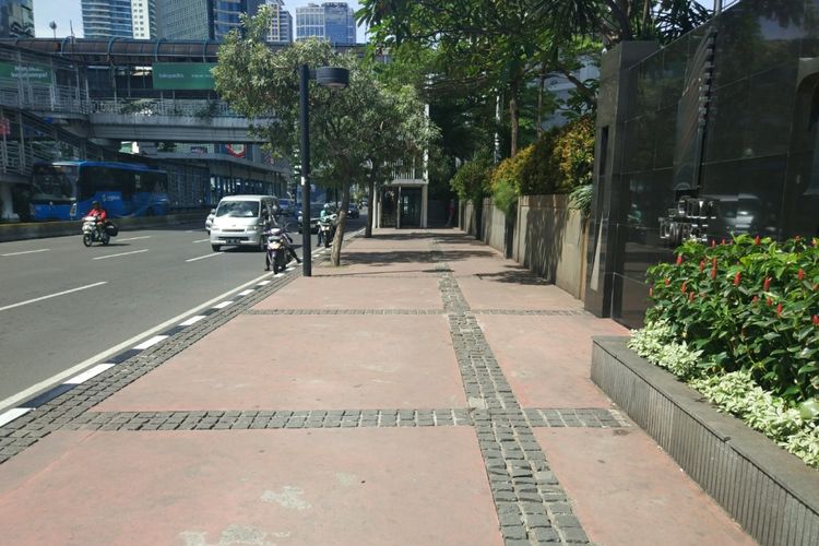 Kondisi trotoar di sekitar Halte Tosari, Jalan Jenderal Sudirman, Jakarta Pusat (15/11/2018).