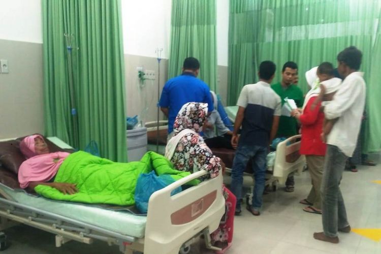 Warga tercium bau amonia menjalani perawatan medis di rumah sakit PT PIM, Aceh Utara, Kamis (15/11/2018) malam