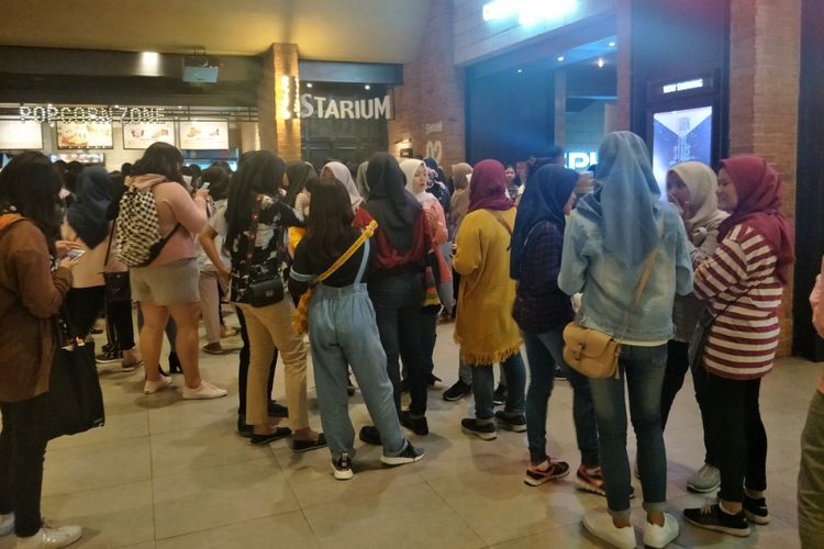 Ratusan penggemar boyband BTS, ARMY Indonesia, memadati lobi bioskop saat pemutaran film dokumenter Burn The Stage di CGV Grand Indonesia, Jakarta Pusat, Kamis (15/11/2018) malam.