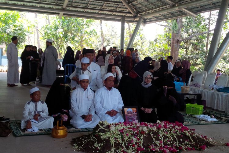 Keluarga Menkopolhukam Wiranto foto bersama di samping makam almarhum Achmad Daniyal Alfatih di pemakaman keluarga Delingan, Kecamatan Karanganyar, Karanganyar, Jawa Tengah, Jumat (16/11/2018).