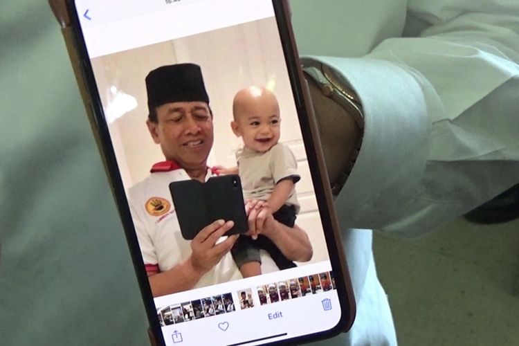 Foto Menkopolhukam Wiranto dengan cucunya semasa hidup Achmad Daniyal Alfatih.