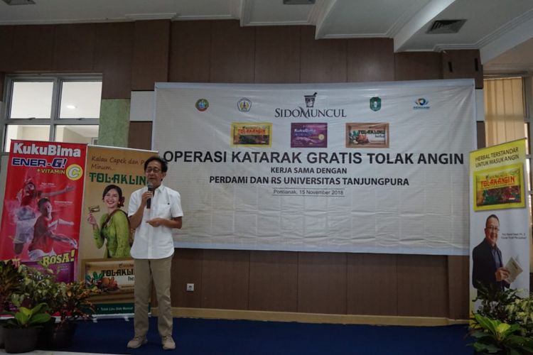 Direktur Utama Sido Muncul, Irwan Hidayat saat memberikan kata sambutan pada acara Operasi Katarak Gratis Tolak Angin di Rumah Sakit Universitas Tanjungpura, Pontianak, Kalimantan Barat Kamis (15/11/2018).