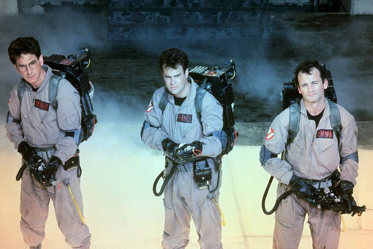 Harold Ramis, Bill Murray, dan Dan Aykroyd beraksi dalam Ghost Busters (1984).