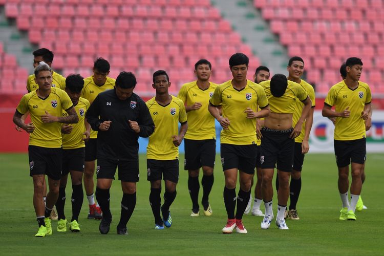Sejumlah pesepak bola Thailand berlatih menjelang laga lanjutan Piala AFF 2018 melawan Indonesia di Stadion Nasional Rajamangala, Bangkok, Thailand, Jumat (16/11/2018).