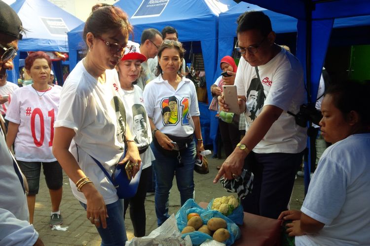 Relawan Jokowi-Amin Solo Raya belanja kebutuhan pokok seusai melakukan kampanye di Pasar Legi Solo, Jawa Tengah, Minggu (18/11/2018).