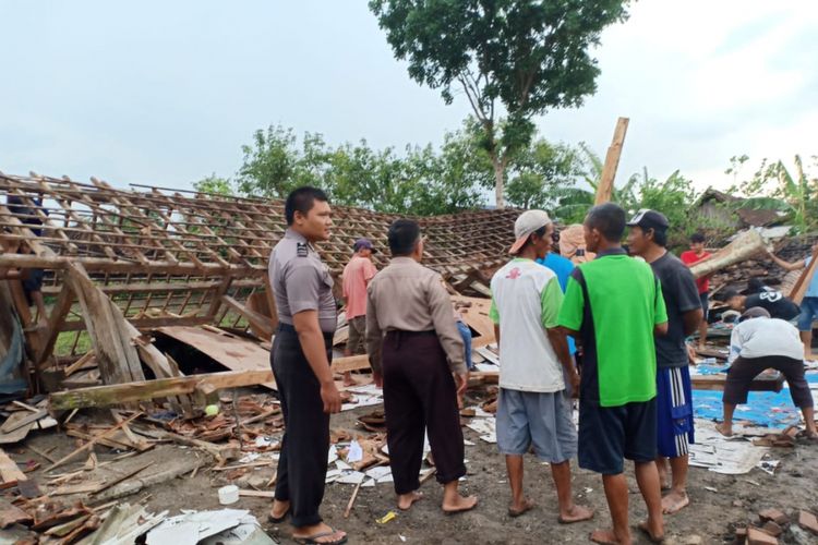 Aparat Polsek Pilangkenceng dan warga mendatangi salah satu rumah warga yang roboh akibat bencana angin puting beliung, Minggu (18/11/2018) sore.