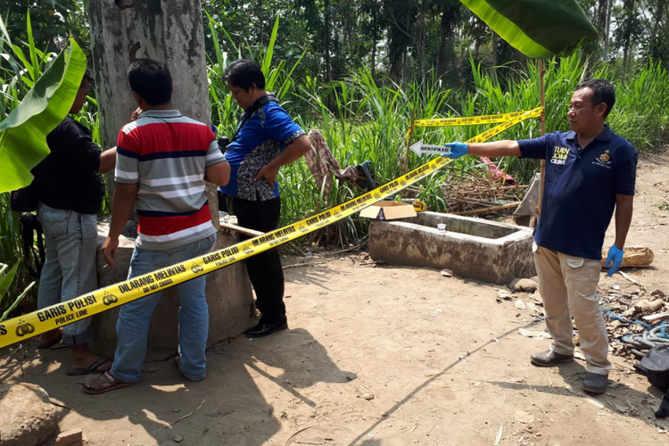 Petugas dari Polres Kediri, Jawa Timur saat memeriksa sumur lokasi tewasnya Keri (73), warga Kandat, Kabupaten Kediri, Jawa Timur, Minggu (18/11/2018).