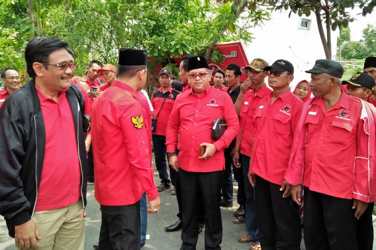 Ketua DPP PDIP Djarot Saiful Hidayat (kiri) dan Sekjen PDIP Hasto Kristiyanto (tengah) saat mengunjungi Lamongan, Minggu (18/11/2018). 