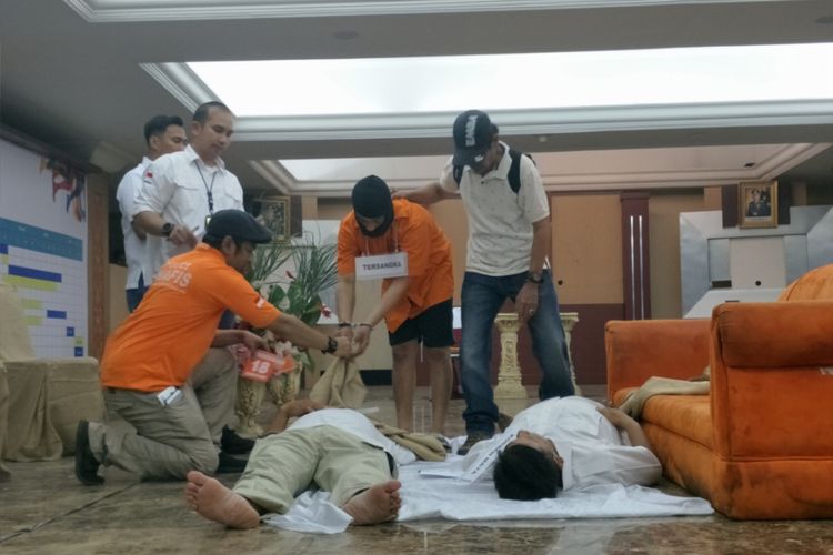 Polda Metro Jaya menggelar prarekonstruksi kasus pembunuhan keluarga Diperum Nainggolan di Bekasi. Prarekonstrusi digelar di Mapolda Metro Jaya, Senin (19/11/2018) siang. 