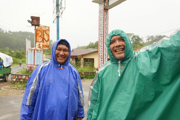 Togu Simorangkir dan Biston Manihuruk dari Yayasan  Alusi Taotoba menempuh perjalanan sejauh  305,65 kilometer, dalam aksi penggalangan dana untuk rumah sekolah. Meski terkena hujan keduanya tetap melanjutkan perjalanan dengan berjalan kaki tanpa henti, Senin (19/11/2018).