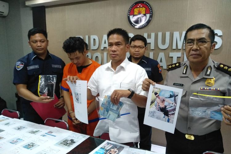 Andre dan barang bukti pemerasan diamankan di Mapolda Jatim, Selasa (20/11/2018)