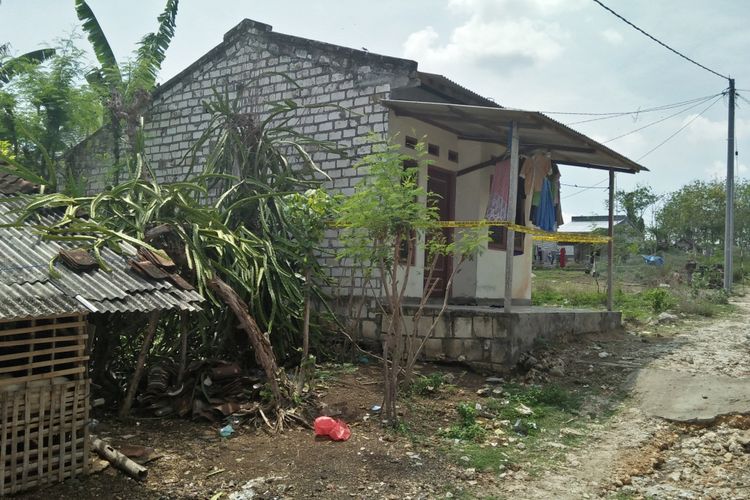 Rumah di Kelurahan Geneng, Kecamatan Brondong, Lamongan, yang dikontrak ER bersama keluarganya.