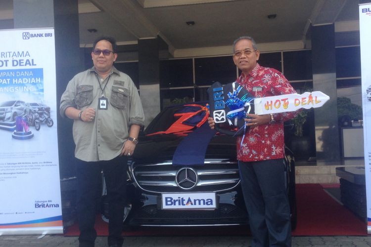 Atna Tukiman (68), pria asal Rembang, Jawa Tengah diberi hadiah mobil mercy setelah konsisten menabung hampir 40 tahun, Rabu (21/11/2018).