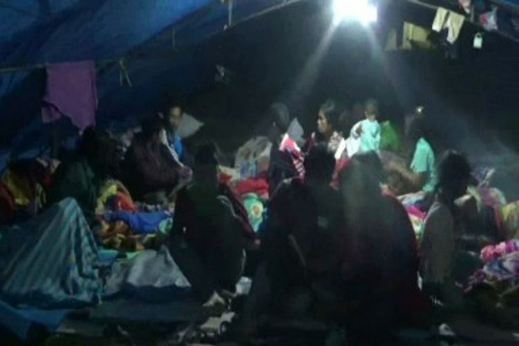 Sejak dua pekan terakhir pengungsi dan anak-anak di Mamasa sulawesi brat memilih masih bertahan di tenda darurat karena alasan lebih aman tinggal di bawah tenda daripafa di rumah dalam situasi gempa masih terus terjadi.