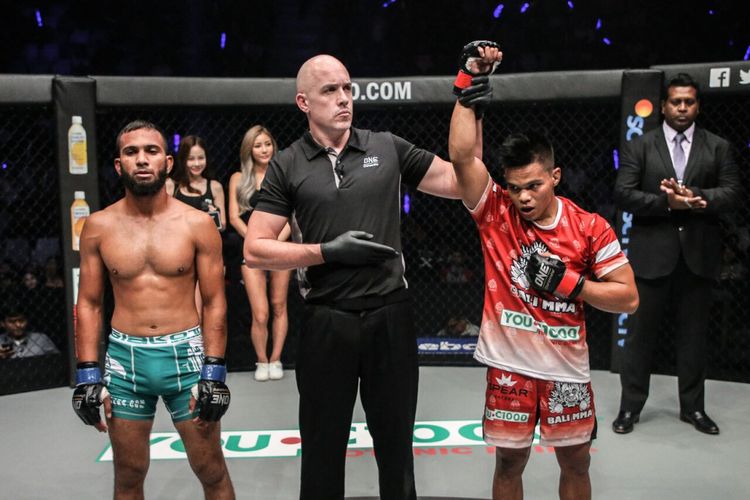 Elipitua Siregar (kanan) mengalahkan Muhammad ?The Spider? Imran dari Pakistan dalam laga MMA ONE Championship di Istora Senayan, Sabtu (17/11/2018).