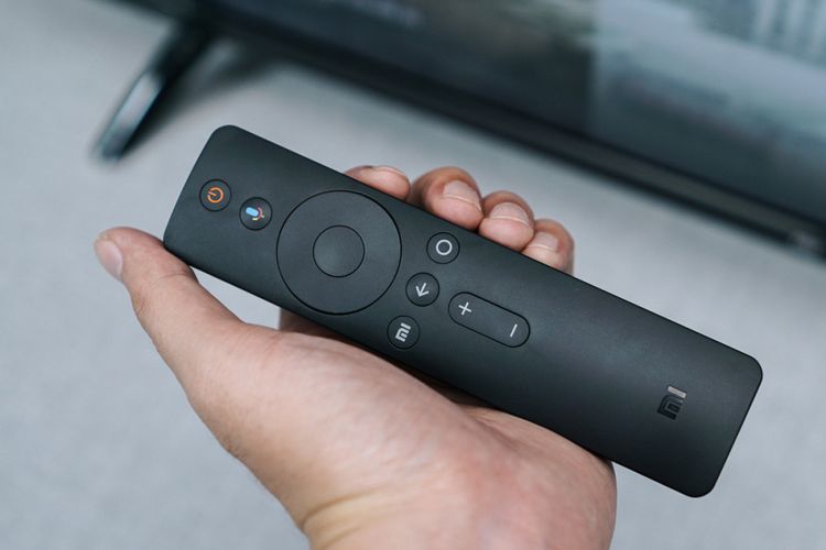 Remote control Xiaomi Mi TV 4A yang terlihat minimalis.