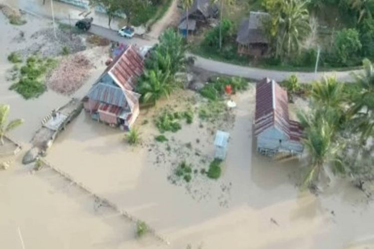 Terisolir banjir, warga Pasangkayu Sulawesi Barat dievakuasi ke dataran tinggi yang aman.