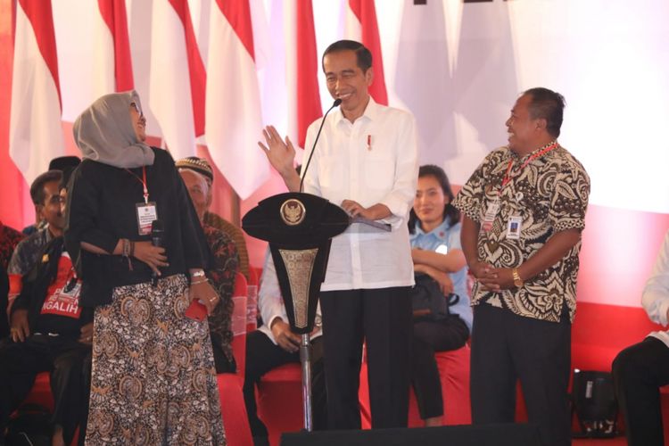 Presiden RI Joko Widodo berdialog dengan kepala desa dan pendamping desa asal Boyolali. Jokowi sempat tertawa dan lupa bertanya ketika mendengar istilah Tampang Boyolali, Kamis (22/11/2018) di Semarang