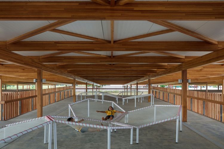 Tangga kayu menghubungkan halaman dan ruang asrama dengan ruang bersantai yang dilengkapi dengan hammock, ruang baca, dan ruang TV. 
