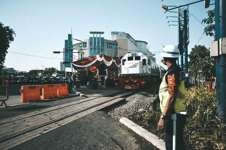 Perlintasan kereta api di Jalan A. Yani Surabaya, tepatnya di depan mall Royal Plaza dan Rumah Sakit Islam (RSI).