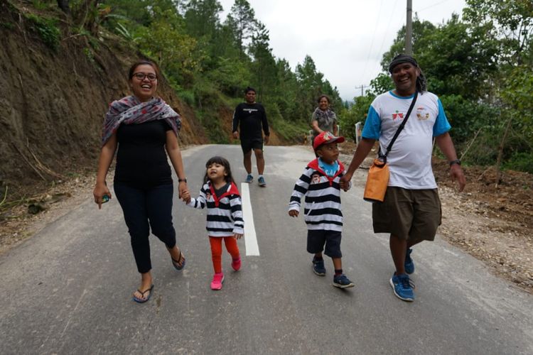 Togu Simorangkir bersama istri dan kedua anaknya ikut berjalan kaki memberikan semangat kepada Togu dalam aksi jalan kakai 305,65 kilometer mengelilingi Danau Toba untuk menggalang dana delapan rumah belajar di pesisir Danau Toba.