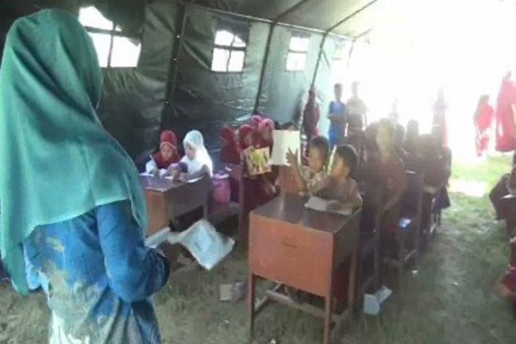 Sekolah terendam banjir sejak dua pekan terakhir siswa Sdn Pasangkayu, Sulawesi barat terpaksa belajar ditenda pengungsian