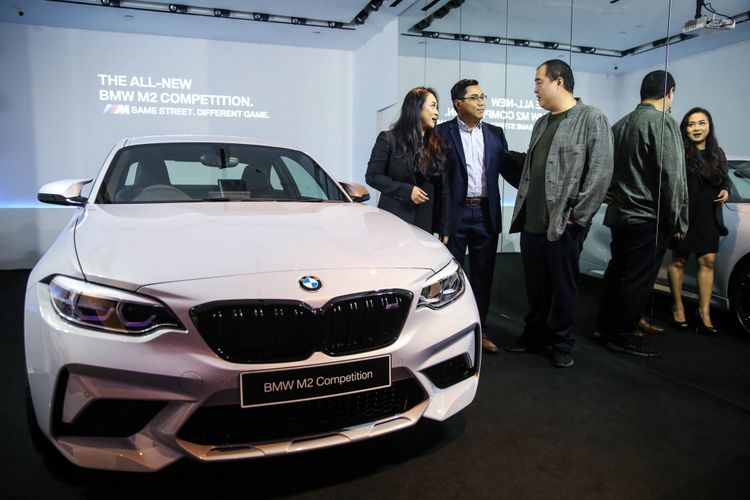 Mobil All New BMW M2 Competition saat diresmikan pertama kalinya di Eurokars Galery, Plaza Indonesia, Jakarta, Sabtu (24/11/2018). BMW Indonesia akan menjual All New BMW M2 Competition di awal tahun 2019 dengan 2 pilihan transmisi, yaitu transmisi otomatis dan juga manual.