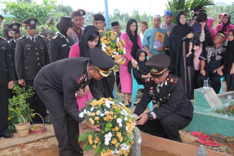 Peletakan karangan bunga usai pemakaman Bripka Rangga Adiprana di TPU Gabek, Pangkal Pinang.