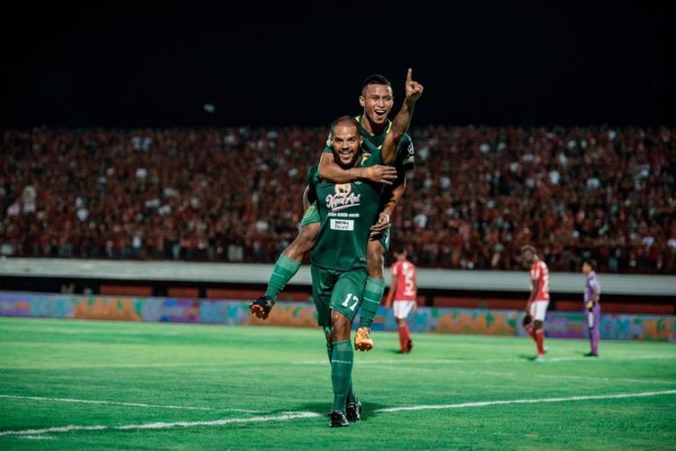 David dan Silva dan Osvaldo Haay merayakan gol saat menghadapi Bali United di Stadion Kapten I Wayan Dipta, Gianyar, Bali, Minggu (18/11/2018). 