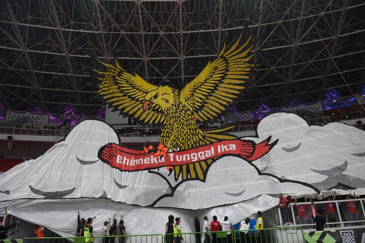 Suporter membentangkan koreografi dalam pertandingan lanjutan Piala AFF 2018 antara Indonesia melawan Filipina di Stadion Gelora Bung Karno, Jakarta, Minggu (25/11/2018).