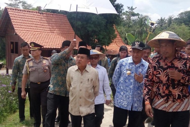 Wakil Presiden Jusuf Kalla saat berkeliling melihat Puri Mataram, Senin (26/11/2018).