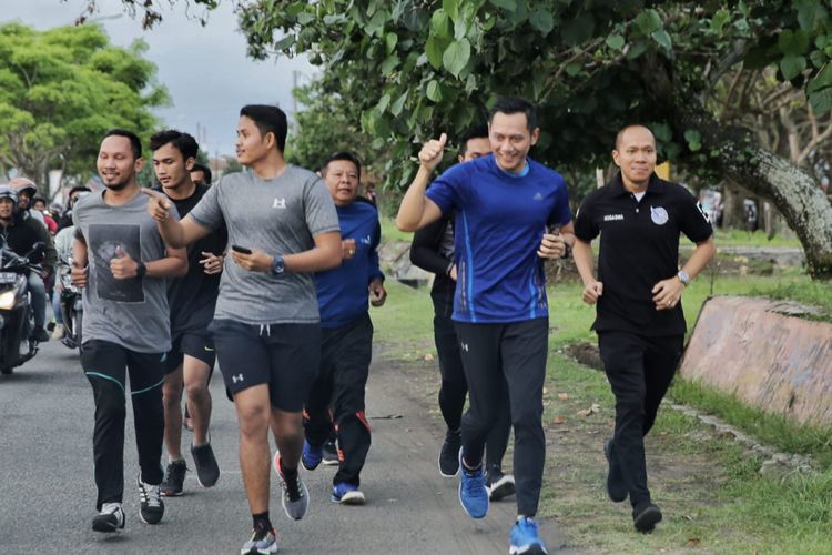 Komandan Satuan Tugas Bersama (Kogasma) Partai Demokrat, Agus Harimurti Yudhoyono (AHY) menghabiskan sore dengan berolahraga di Pantai Teluk Penyu, Cilacap, Jawa Tengah, Minggu (25/11/2018).